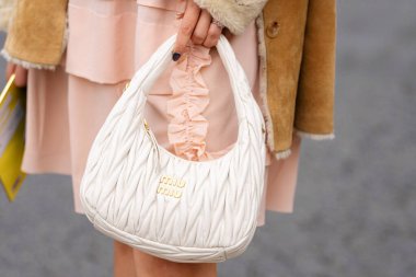 Paris, Fransa - 11 Mart 2025: Beyaz Miu Miu Matelasse deri berduş çantası, allık elbiseli. Sokak tarzı.