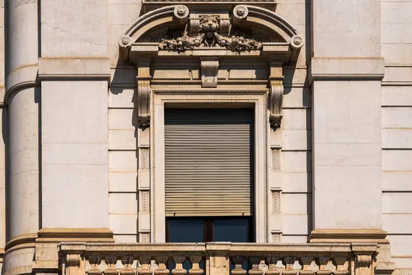 Süslü taş işçiliği ve klasik pencere tasarımı içeren zarif mimari ön cephe.