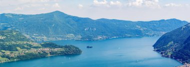 Dağ manzarası, yaz sabahları pitoresk dağ gölü, büyük bir manzara, dağın tepesinden şehir manzaralı muhteşem göl manzarası. Iseo, İtalya