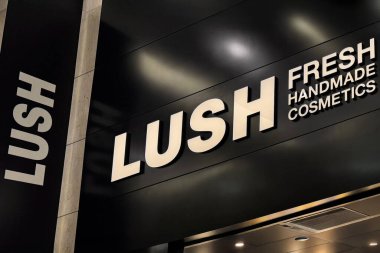 Milan, İtalya - Nisan 07, 2025: LUSH Taze El Yapımı Beyaz Kozmetik Logosu siyah cephede. Sürdürülebilir güzellik mağazası dış görünüş.