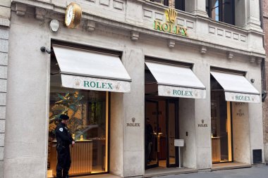 Milan, İtalya - Nisan 08, 2025 Via Montenapoleone 'da markalı tenteleri ve güvenlik görevlisi olan Rolex butik mağazası. Milan lüks alışveriş bölgesi.