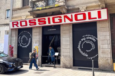 Milan, İtalya - Nisan 07, 2025: Audio-Technica markalı Rossignoli mağazası. Tekrarlanamayan sarmal metni tekrarla. Milan Tasarım Haftası.