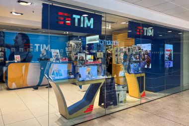 Milan, İtalya - Nisan 07, 2025: Akıllı telefon ekranları, aksesuarları ve dijital ekranları olan TIM mağazası. Milano Merkez İstasyonu 'nda..