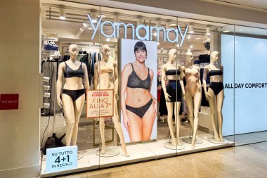 Milan, İtalya - Nisan 07, 2025: Yamamay penceresinde iç çamaşırı ve kapsayıcı kampanya posterleri saklayabilir. Milan Centrale 'de iç çamaşırı tanıtımı.