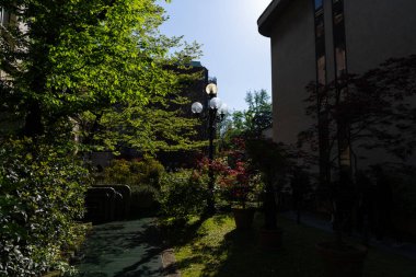 Milan, İtalya - 11 Nisan 2025 Palazzo Castiglioni, Milano. Modern bahçe ve cepheye sahip klasik mimari, tarih ve yeniliğin karışımı.