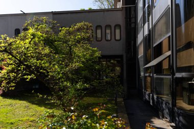 Milan, İtalya - 11 Nisan 2025 Palazzo Castiglioni, Milano. Modern bahçe ve cepheye sahip klasik mimari, tarih ve yeniliğin karışımı.