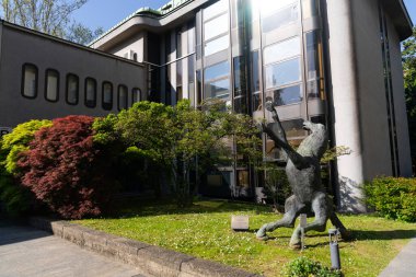 Milan, İtalya - 11 Nisan 2025 Palazzo Castiglioni, Milano. Modern bahçe ve cepheye sahip klasik mimari, tarih ve yeniliğin karışımı.