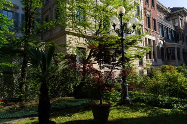 Milan, İtalya - 11 Nisan 2025 Palazzo Castiglioni, Milano. Modern bahçe ve cepheye sahip klasik mimari, tarih ve yeniliğin karışımı.