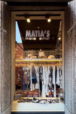 Milan, İtalya - 11 Nisan 2025: Matias Moda Mağazası önü. Tarafsız ve baskılı kadın kıyafetleri, çantaları ve ayakkabıları ile göster.