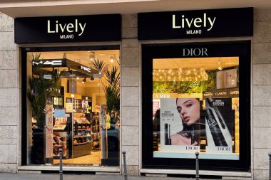 Milano, İtalya - 12 Nisan 2025: Hayat dolu Milano mağazası. Dior ve MAC kozmetik ürünleri güzellik mağazasında sergileniyor. Kentsel güzellik alışverişi.