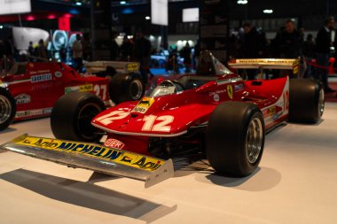 Milan, İtalya - 12.11.2022: Müze ortamında ikonik kırmızı Formula 1 aracıyla klasik yarış arabası sergisi. Milano Otoklasik Sergisi.