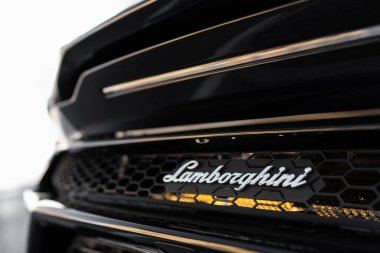Milan, İtalya - 10.09.2022: Lamborghini logosunun yer aldığı lüks araba ön ızgarasının yakın çekimi.