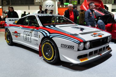 Milan, İtalya - 12.11.2022: Otomobil fuarında ikonik yarış kıyafetleriyle klasik Martini rali araba sergisi. Milano Otoklasik Sergisi.