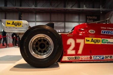 Milan, İtalya - 12.11.2022: İkonik kırmızı üniforma ve sponsorluk logolarının yer aldığı klasik Formula 1 yarış arabası sergisi. Milano Otoklasik Sergisi.