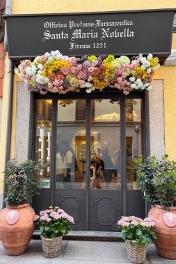 Milan, İtalya - 12 Nisan 2025: Santa Maria Novella Florence 1221 Milan 'daki butik. Çiçekleri ve çiçekleri olan eczacı parfüm dükkanı..