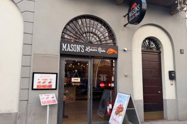 Milan, İtalya - Nisan 08, 2025: Masonların Istakoz Yuvarlama Dükkanı Milano 'nun dışında. Deniz ürünleri sandviç menüsü tabelaları, logo markaları ve açık kapı sokak manzarası..