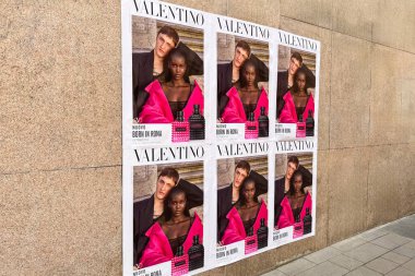 Milan, İtalya - 12 Nisan 2025: Valentino, İtalya 'nın Milano kentinde Roma reklam afişlerinde doğdu. Lüks parfüm sokak kampanyası.