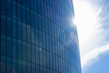 Milan, İtalya - 15.08.2022: Tre Torri Parkı. Parlak güneş ışığı altında yansıtıcı cam cepheli modern ofis binası.