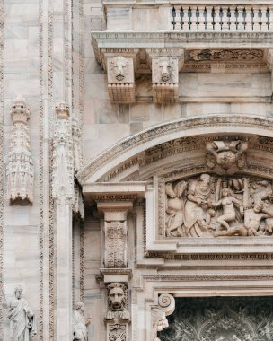 Milan, İtalya - 31.08.2022: Milan Duomo Katedrali. Klasik heykeller ve dekoratif tasarımlarla detaylı mimari cephe.
