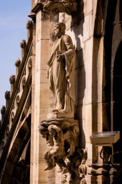 Milan, İtalya - 19.03.2024: Tarihi bina cephesinde mimari taş heykel ve süslü detaylar, Milan Duomo Katedrali.