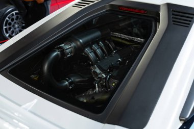 Milan, İtalya - 12.11.2022: Modern tasarıma sahip yüksek performanslı spor araba motoru detayı. Milano Otoklasik Sergisi.