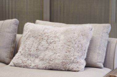 Milan, İtalya - 07.04.2023: Fendi Casa 'nın Milano Tasarım Haftasında Sunumu. Konforlu oturma odası, peluş yastıklar, ev dekorasyonu..