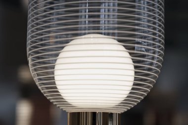 Milan, İtalya - 07.04.2023: Fendi Casa 'nın Milano Tasarım Haftasında Sunumu. Ev ve ofis dekorasyonu için çağdaş lamba armatürüne sahip modern iç tasarım.
