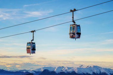 Piani di Bobbio, İtalya - 24.12.2022: Karla kaplı dağların üzerinden geçen iki teleferik, Alp manzarası ve sakin kış manzarası