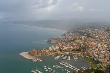 Castellammare del Golfo, İtalya - 05.11.2022: Akdeniz liman şehrinin bulutlu kıyı manzarası.