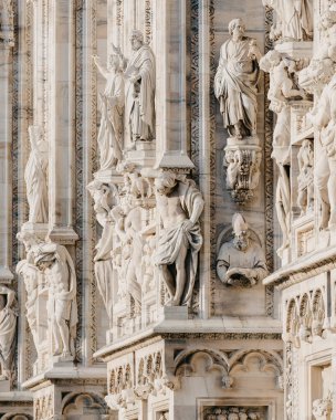 Milan, İtalya - 01.01.2022: Milan Duomo Katedrali. Sanatsal ilham için tarihi yapı cephesi üzerine ayrıntılı mimari heykel.