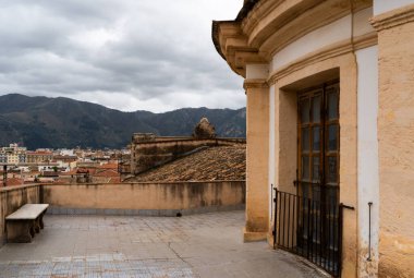 Palermo, İtalya - 06.11.2022: Şehre tepeden bakan tarihi mimari teras ve bulutlu havada dağlar.