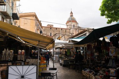 Palermo, İtalya - 06.11.2022: Avrupa 'nın tarihi mimarisi ile kentsel pazar sahnesi hareketleniyor.