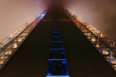 Milan, İtalya - 01.01.2022: Tre Torri Parkı. Aydınlatılmış mimarisi olan gece sisli kentsel gökdelen.