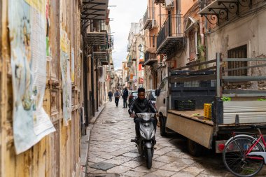 Palermo, İtalya - 06.11.2022: Dar Avrupa ara sokaklarında scooterlı şehir caddesi.