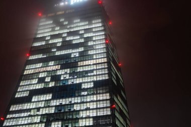 Milan, İtalya - 01.01.2022: Tre Torri Parkı. Aydınlatılmış modern gökdelen gece gökyüzüne karşı.