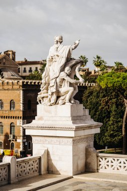 Roma, İtalya - 09.12.2022: Viktor Emmanuel Anıtı yakınlarındaki tarihi mermer heykel klasik sanat ve mimarinin kurulumu.