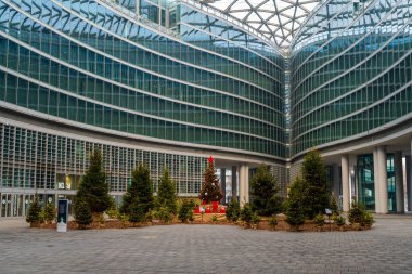 Milan, İtalya - 01.01.2022: Modern şehir meydanı gelecekten gelen mimariyle noel için dekore edildi.