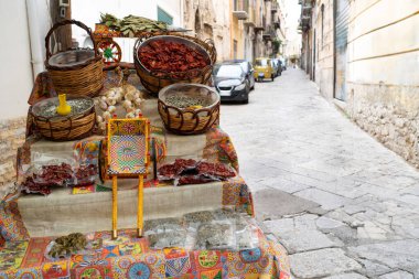 Palermo, İtalya - 06.11.2022: Tarihi kentteki antika kaldırım taşı caddesindeki renkli baharat ve bitki tezgahı.