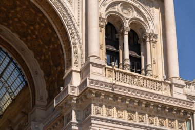 Milan, İtalya - 07.04.2023: Tarihi yapı cephesinin mimari detayları Galleria Vittorio Emanuele II karmaşık taş işçiliğiyle.