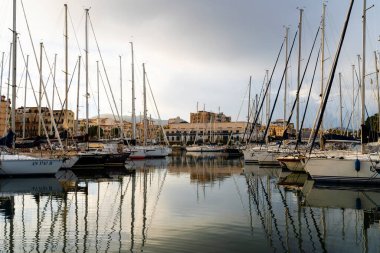 Castellammare del Golfo, İtalya - 05.11.2022: Sakin akşam ışığında yelkenli ile Marina, deniz dekorasyonu veya seyahat için mükemmel.
