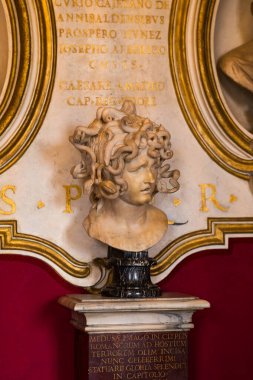 Roma, İtalya - 09.12.2022: Medusa 'nın tarihi müzedeki tarihi büstü ve Capitoline Müzelerinde Latince yazıtlar.