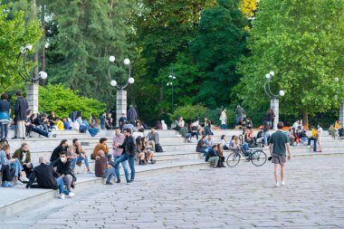 Milan, İtalya - 31.08.2022: Piazza Sempione. Canlı şehir parkı sahnesi, dışarıda rahatlayan ve sosyalleşen insanlar..