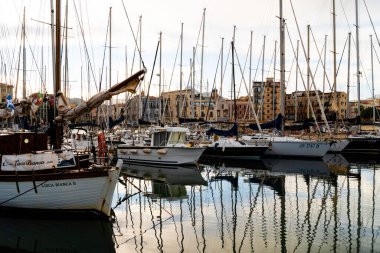 Castellammare del Golfo, İtalya - 05.11.2022: Sakin sularda demirlemiş yelkenli tekneleriyle sakin bir marina sabahı.