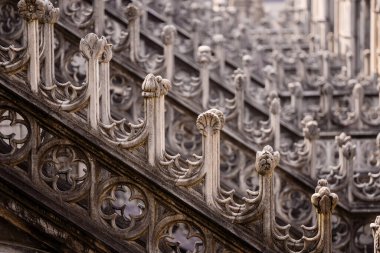 Milan, İtalya - 19.03.2024: Tarihi katedral taş oymalarındaki karmaşık gotik mimari ayrıntılar, Milan Duomo Katedrali.