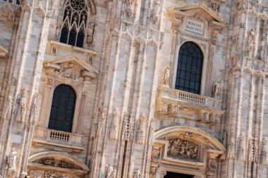 Milan, İtalya - 07.04.2023: Güneşli şehir ortamındaki tarihi Duomo katedralinin çarpıcı mimari ayrıntıları.
