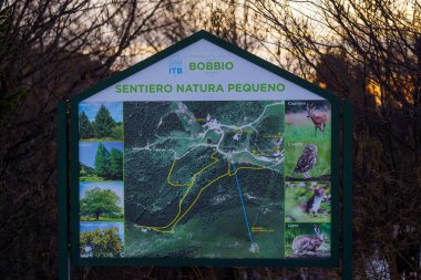 Piani di Bobbio, İtalya - 24.12.2022: Doğa Yolu için bilgilendirme tahtası, yol haritası ve yerel yaban hayatının görüntüleri