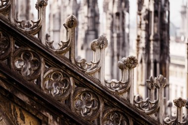 Milan, İtalya - 19.03.2024: Tarihi yapıda karmaşık taş oymalarla süslü gotik mimari detayları, Milan Duomo Katedrali.