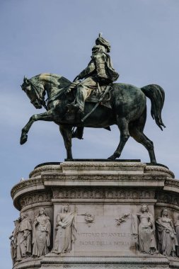 Roma, İtalya - 09.12.2022: Kültürel keşifler için Vittorio Emanuele II 'nin Roma' daki tarihi binicilik heykeli.
