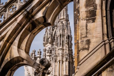 Milan, İtalya - 19.03.2024: Tarihi bir katedralin Gotik mimari detayları, Milan Duomo Katedrali.