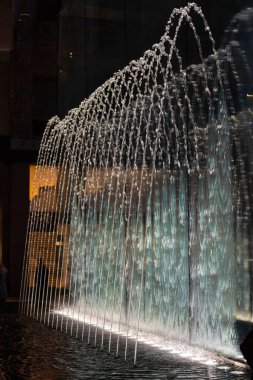 Milan, İtalya - 01.02.2022: Piazza Liberty kentsel ortamında kemerli akarsularla şık su çeşmesi görüntüsü.